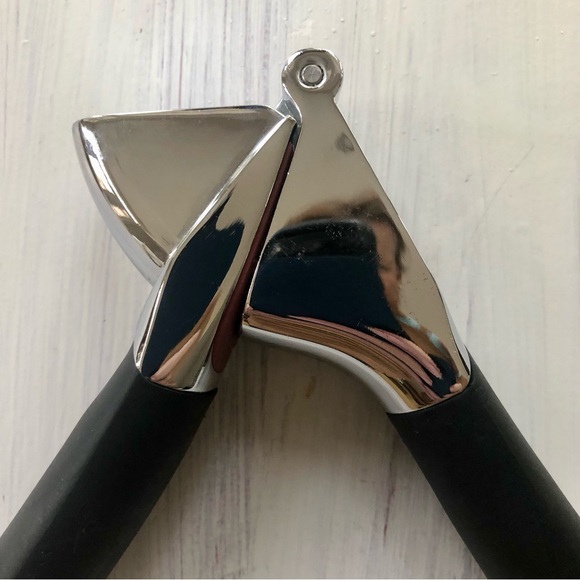 OXO GOOD GRIPS Professional HEAVY DUTY Garlic Press.  Die-cast Zinc & Silicone. - Picture 4 of 8